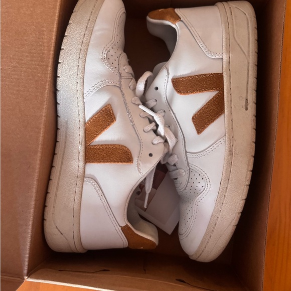 Veja V-10 Leather Sneakers Extra-White and Camel Size 8 / 39 EUC - Picture 4 of 9